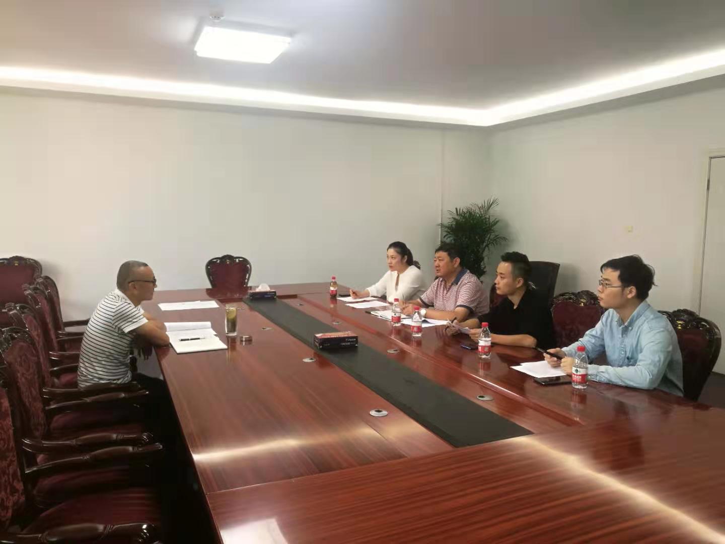 為盡快落實公租房運營管理購買服務(wù)，今天上午市安居公司總經(jīng)理陶永午與中標單位建設(shè)銀行建信公司就合同簽訂、人員配備和介入管理事宜進行商談。.jpg