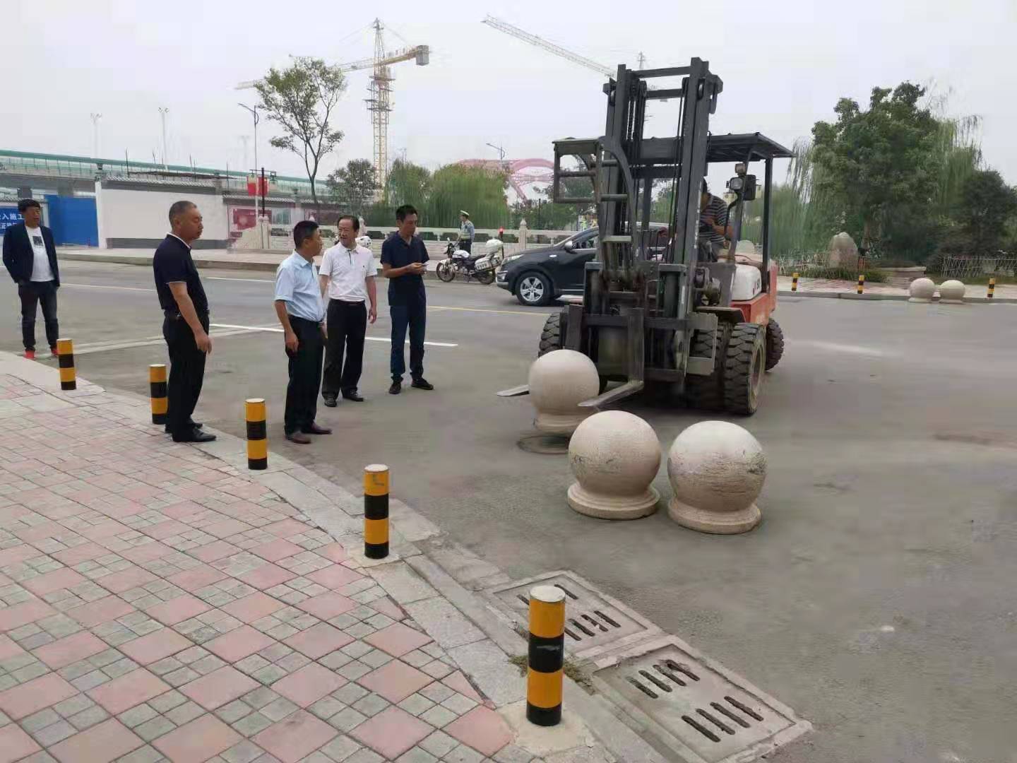 為向新中國(guó)成立七十周年獻(xiàn)禮，市城建集團(tuán)攻堅(jiān)克難，實(shí)現(xiàn)了北門棚改區(qū)域民生路10月1日零時(shí)順利通車。國(guó)慶假期，市城建集團(tuán)堅(jiān)持做好一線工作，在與交警部門共同做好民生路通車保障工作外，抓細(xì)節(jié)，抓落實(shí)，確保其他各項(xiàng)工作有序推進(jìn)。.jpg