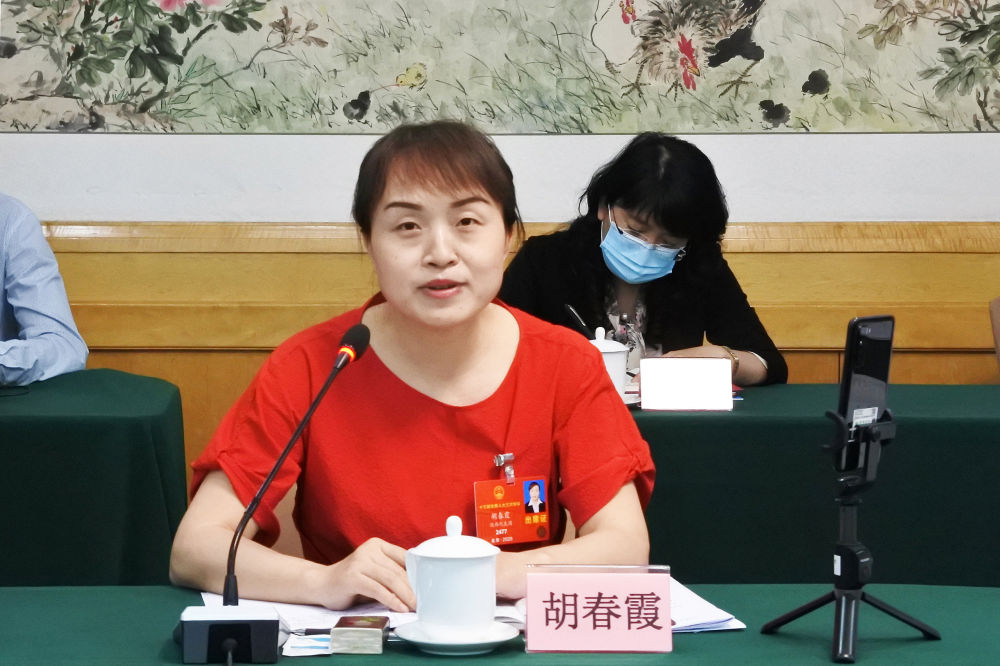 5月23日，全國人大代表胡春霞在參加分組審議政府工作報告時發(fā)言。新華社記者　吳雨　攝